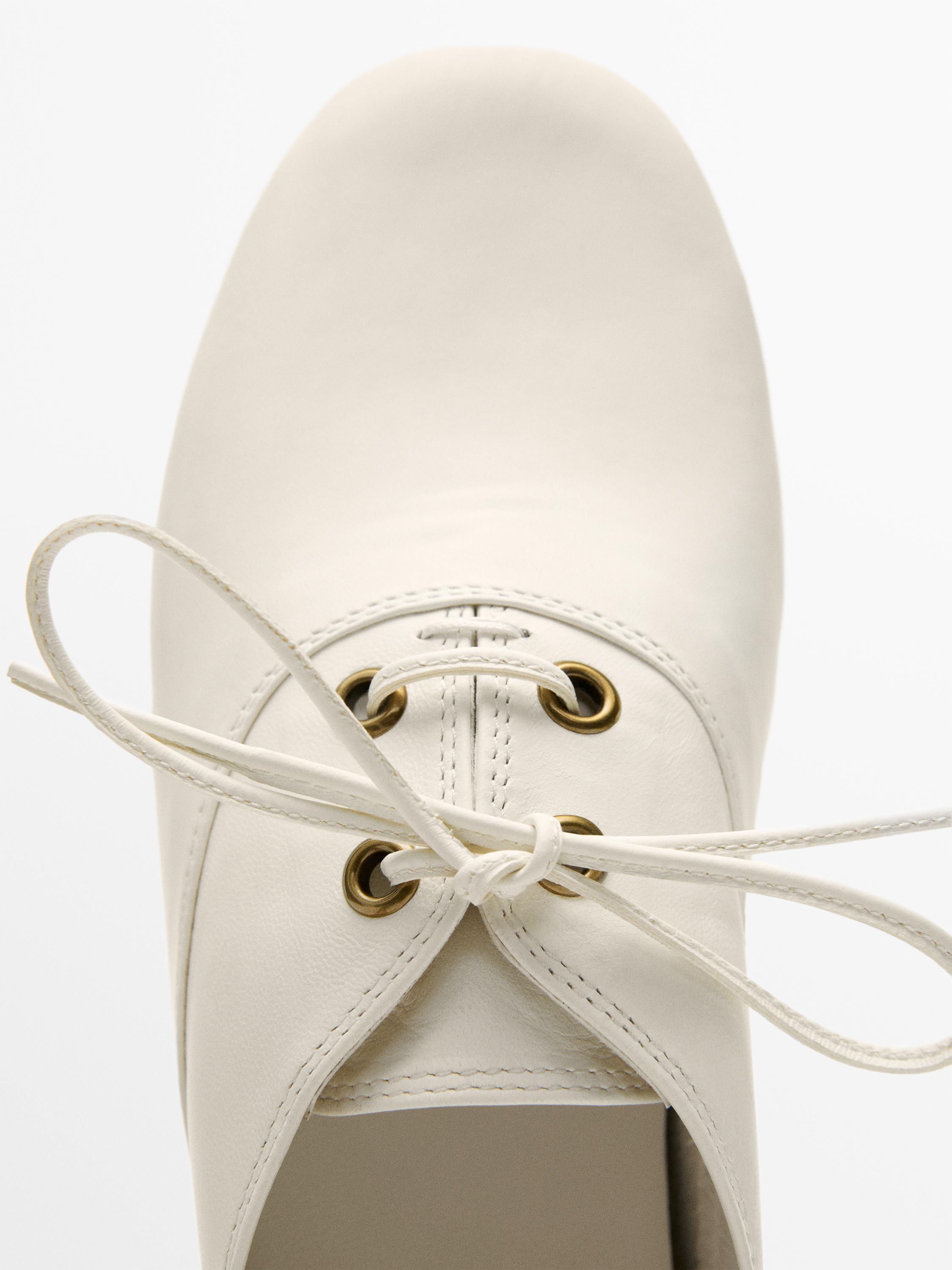 Soft leather lace-up shoes